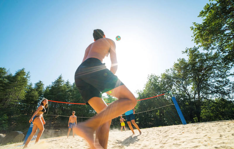 beachvolley op de glamping