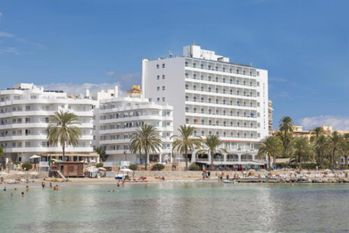 Levendig hotel Ibiza met tieners