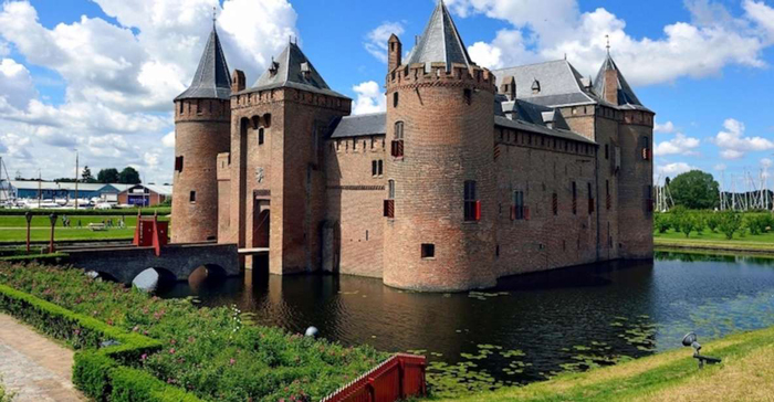 Kasteel Muiderslot met tieners