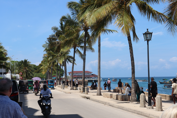 Stone Town strand met tieners