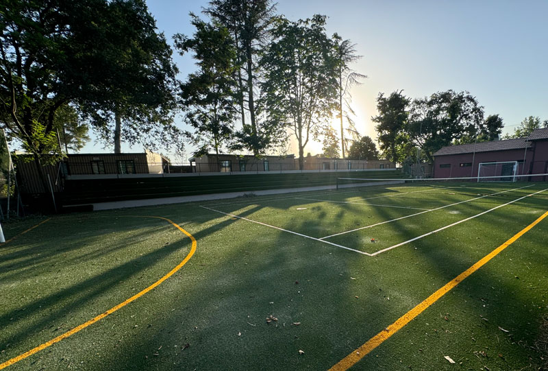 Voetbalveld van de glamping